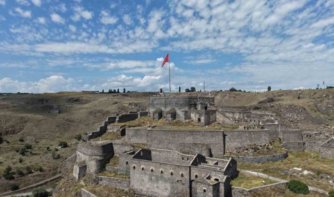 Kars’ın zirvesinde yaklaşık 900 yıldır yükselen Kars Kalesi, görkemli silueti