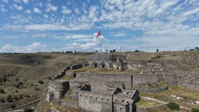 Kars’ın zirvesinde yaklaşık 900 yıldır yükselen Kars Kalesi, görkemli silueti