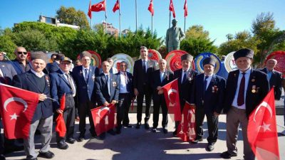 Kartal’da 19 Eylül Gaziler Günü dolayısıyla düzenlenen programda gaziler, şehit