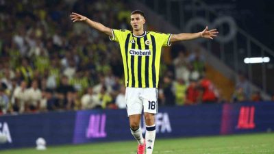 Fenerbahçe’nin milli futbolcusu Mert Müldür, menisküs yırtığı nedeniyle operasyon geçirdi.