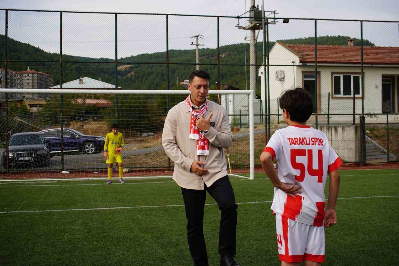 AK Parti MKYK Üyesi ve eski futbolcu Mesut Özil, “Türkiye