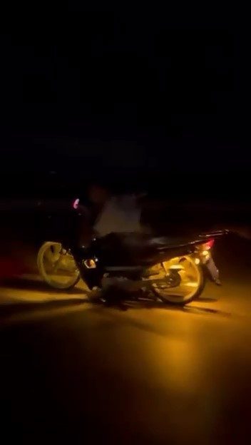 Bursa’da bir motosiklet sürücüsü, motosikletin üzerine yatarak seyretti. Korku dolu