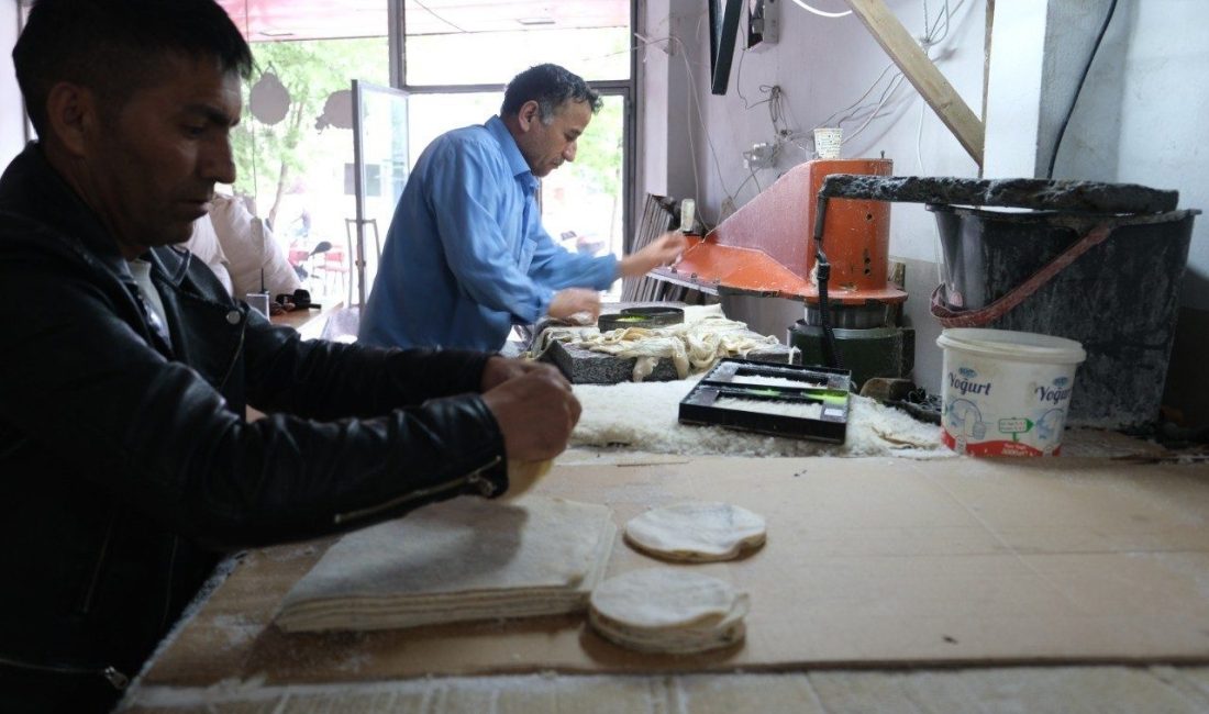 Erzincan’da üretilen ve Norveç’ten ithal edilen özel koyun derilerinden hazırlanan