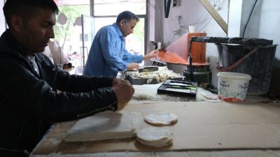 Erzincan’da üretilen ve Norveç’ten ithal edilen özel koyun derilerinden hazırlanan