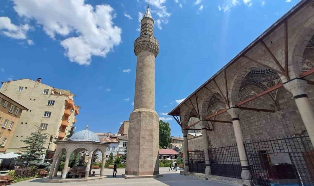 Erzurum’da 1572 yılında inşa edilen tarihi Murat Paşa Camii’nin en