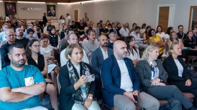 İEÜ Medical Point Hastanesinde düzenlenen çalışma toplantısında konuşan TÜYZE Başkanı