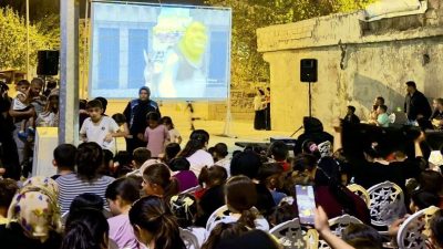 Şırnak’ın Silopi ilçesinde çocuklar ve aileler, açık hava sinemasında buluştu.