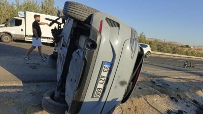 Ankara istikametinden Eskişehir istikametine seyreden bir otomobilin Sivrihisar yakınlarında kontrolden