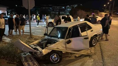 Aydın’ın Söke ilçesinde iki otomobil ve bir motosikletin karıştığı trafik