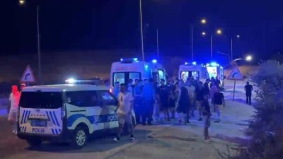 Aydın’ın Söke ilçesinde iki otomobil ve bir motosikletin karıştığı trafik