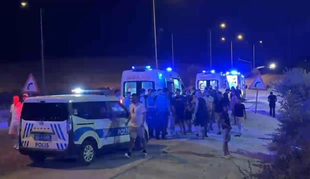 Aydın’ın Söke ilçesinde iki otomobil ve bir motosikletin karıştığı trafik