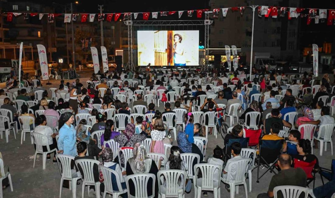 Mersin Büyükşehir Belediyesi, açık hava sineması etkinlikleriyle yaz akşamlarında vatandaşlara