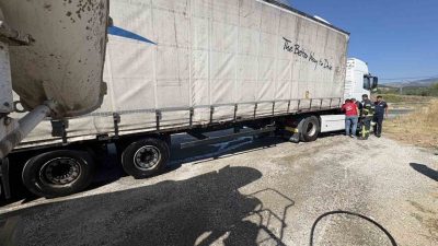 Kastamonu’nun Tosya ilçesinde seyir halindeki tırda çıkan yangına çevreden geçen