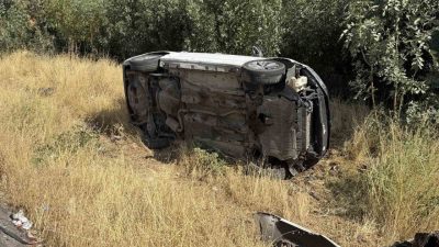 Diyarbakır’ın merkez Bağlar ilçesinde sürücünün virajda direksiyon hakimiyetini kaybettiği otomobil